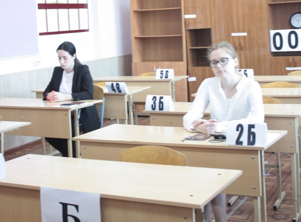 Сдача егэ в 10 классе. Сдача егэ ессентуки. госэкзамен. девочка в 10 лет сдала егэ.