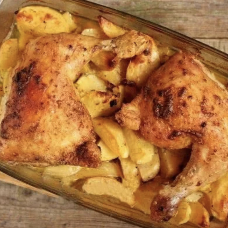 Рецепт куриных окорочков в духовке с картошкой. Окорочка в духовке с картошкой в рукаве. Окорочка запечённые в духовке с картошкой. Подача окорочка окорочка подача. Куриные окорочка с картофелем в духовке.