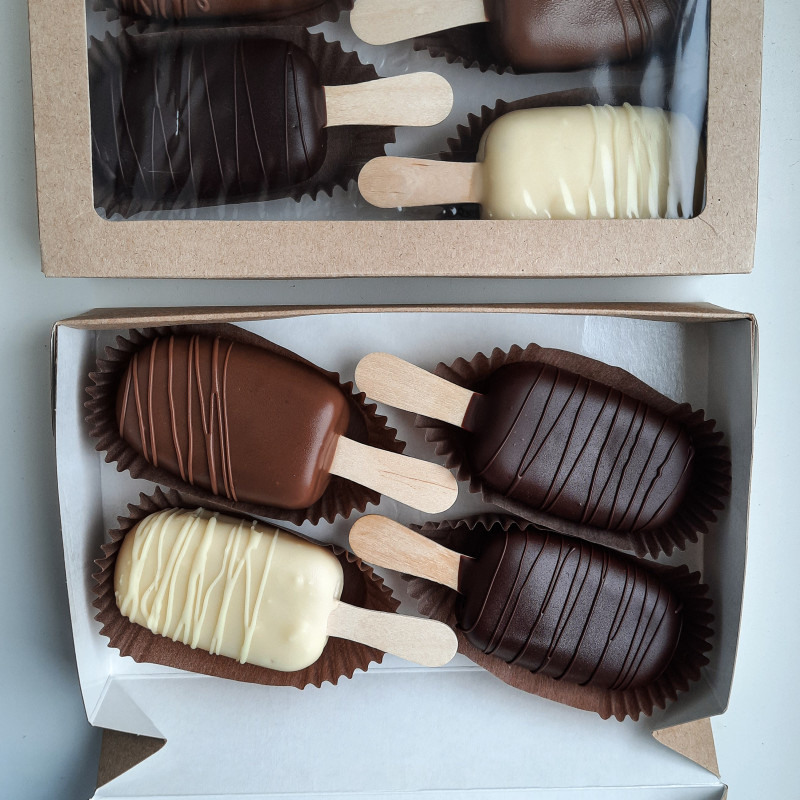 Набор капкейков с бутылкой. Капкейки "джек скеллингтон". В одном подарочном наборе пирожных было 3. Пирожное в коробке. В одном подарочном наборе пирожных было 3.